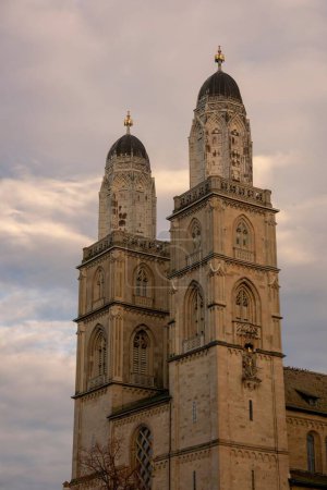 Téléchargez les photos : L'église Grossmunster à Zurich, Suisse - en image libre de droit
