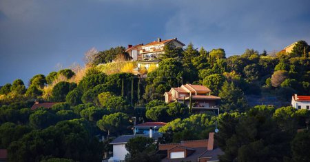 Téléchargez les photos : Un grand angle du Robledo de Chavela, belles maisons modernes sur des collines verdoyantes, à Madrid, Espagne - en image libre de droit
