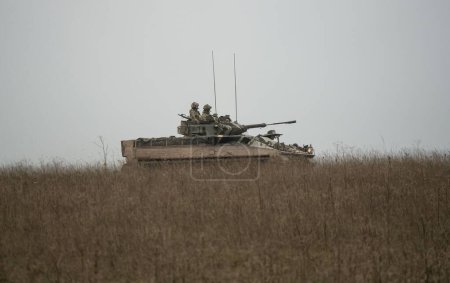 Foto de Los tanques en un campo de batalla - Imagen libre de derechos