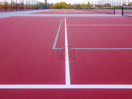Foto de Increíble nueva pista de tenis roja con líneas blancas combinadas con líneas de pickleball gris - Imagen libre de derechos