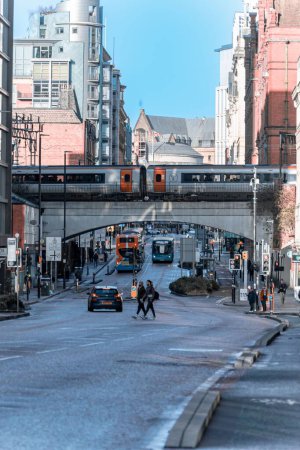 Téléchargez les photos : Un plan vertical des voitures et des gens sur Oxford Road à Manchester - en image libre de droit