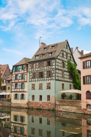 Foto de Un plano vertical de una casa tradicional francesa se ve en Estrasburgo, Francia. - Imagen libre de derechos