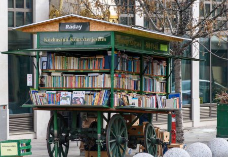 Téléchargez les photos : Un chariot à livres ou une librairie mobile en ville - en image libre de droit