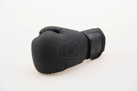 Téléchargez les photos : Un seul gant de boxe noir isolé sur fond blanc - en image libre de droit
