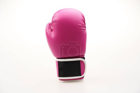 Foto de Un primer plano de guantes de boxeo rosa aislados sobre un fondo blanco - Imagen libre de derechos