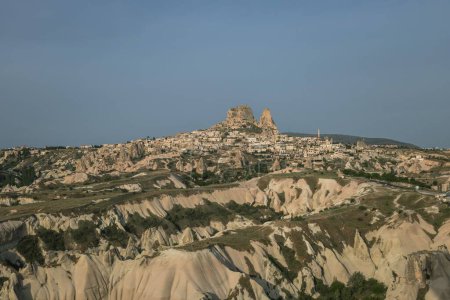 Téléchargez les photos : Une belle vue sur la ville d'Uchisar, dans la vallée du Pigeon, en Cappadoce, en Turquie, par une journée ensoleillée - en image libre de droit
