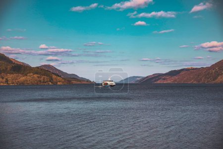 Téléchargez les photos : Le bateau ferry Loch ness Scotland dans la rivière - en image libre de droit