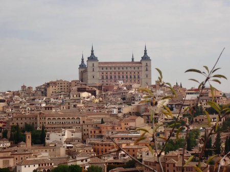 Téléchargez les photos : Vue panoramique du château d'Alcazar et des maisons de Tolède en Espagne - en image libre de droit