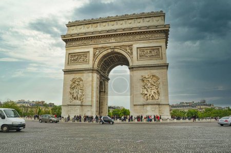 Téléchargez les photos : Vue panoramique de l'Arc de Triomphe etoile situé à Paris, France - en image libre de droit