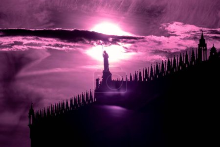 Téléchargez les photos : Une photo de silhouette d'un haut vieux bâtiment contre le coucher de soleil violet pourpre rusé - en image libre de droit