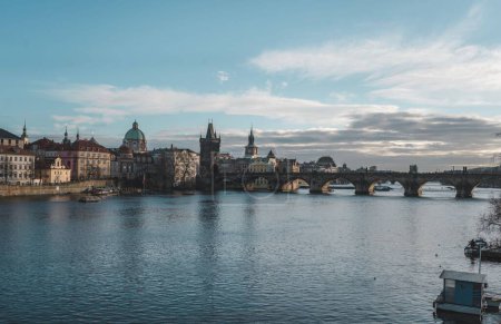 Foto de Un pintoresco plano del Puente de Carlos con arquitectura medieval en Praga, Chequia - Imagen libre de derechos