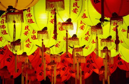 Foto de Un primer plano de linternas rojas y amarillas en un templo chino - Imagen libre de derechos