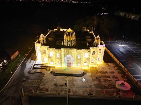 Foto de Una toma aérea del Templo Sikh en Brampton, cerca de The Gore Road por la noche en Ontario, Canadá - Imagen libre de derechos