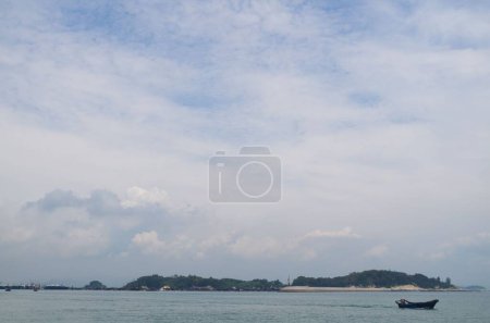 Téléchargez les photos : Un bateau sur la mer près du rivage - en image libre de droit