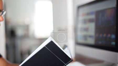 Foto de Un primer plano de un hombre mirando su horario de trabajo frente a la computadora - Imagen libre de derechos