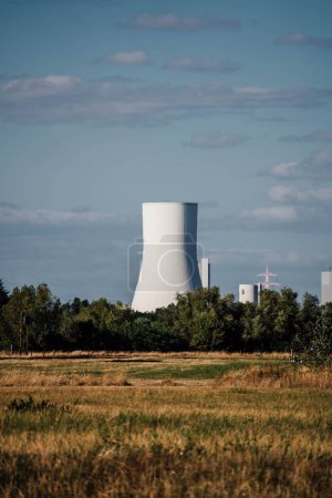 Foto de Vertical de una central nuclear en una zona rural de Duisburg, Alemania - Imagen libre de derechos