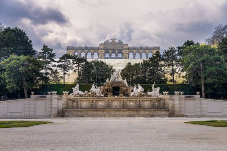 Téléchargez les photos : La Fontaine de Neptune située sur la place Signoria, en face du Palazzo Vecchio à Florence, Italie - en image libre de droit