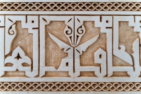 Foto de Un primer plano de una piedra tallada con letras árabes en las calles de Marruecos - Imagen libre de derechos