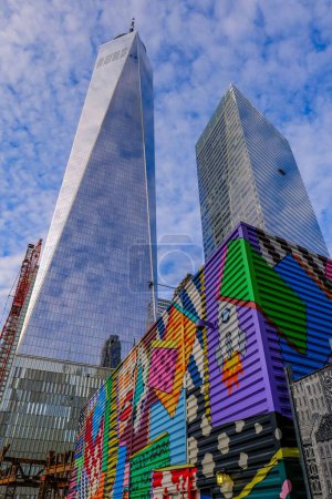 Téléchargez les photos : Plan vertical des gratte-ciel du World Trade Center avec graffiti au premier plan, New York, États-Unis - en image libre de droit