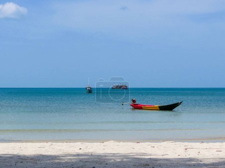 Téléchargez les photos : Un beau paysage avec un bateau traditionnel de pêche à queue longue à la plage paradisiaque sur l'île de Koh Samui, Thaïlande - en image libre de droit