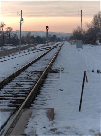 Téléchargez les photos : Un plan vertical de la voie ferrée en hiver. - en image libre de droit