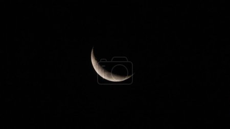 Téléchargez les photos : Une vue panoramique de la demi-lune dans le ciel nocturne sombre - en image libre de droit