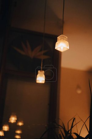Foto de Dos luces modernas brillando en una habitación oscura - Imagen libre de derechos