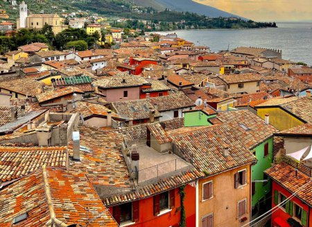 Hermosos edificios tradicionales en la costa del lago de Garda, Italia