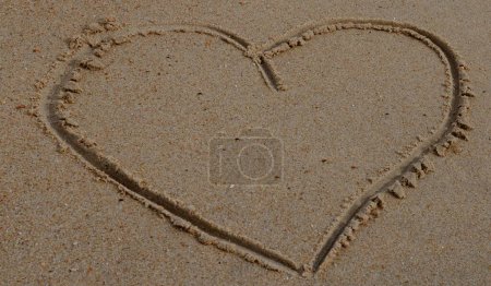 Foto de Un plano de alto ángulo del corazón dibujando en una arena de playa - Imagen libre de derechos