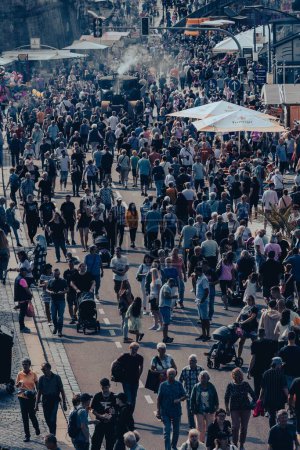 Foto de La multitud en la calle en el Festival de la Ciudad de Dresde en un día - Imagen libre de derechos