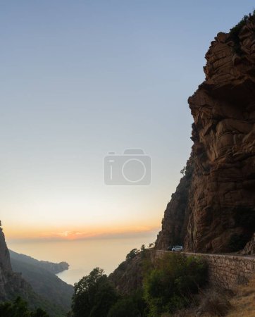 Foto de Un hermoso paisaje de colinas rocosas con denso follaje al amanecer - Imagen libre de derechos