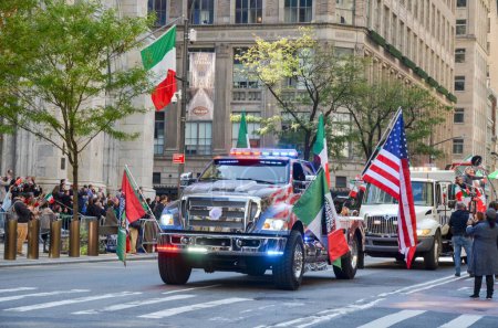 Téléchargez les photos : Le défilé annuel de la Journée du patrimoine italien descend la cinquième avenue dans le centre-ville de Manhattan, New York - en image libre de droit