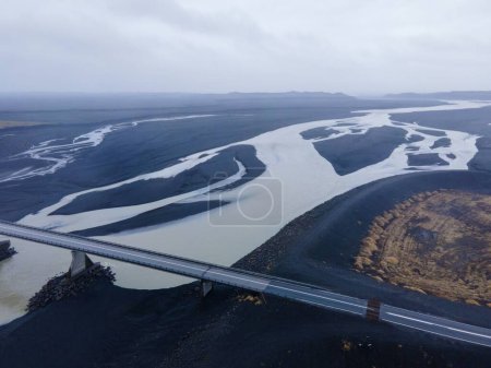 Téléchargez les photos : Vue aérienne d'un énorme lit de rivière et d'un delta, système fluvial glaciaire en Islande - en image libre de droit
