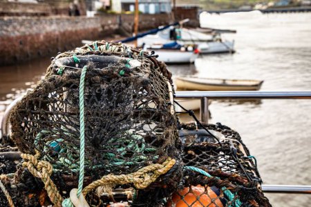 Téléchargez les photos : Plan sélectif des casiers à homards des pêcheurs sur une pile séchant sur un port - en image libre de droit