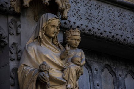 Téléchargez les photos : Plan rapproché de la statue de la Vierge Marie avec le Christ à l'abbaye de Westminster, Londres, Angleterre - en image libre de droit