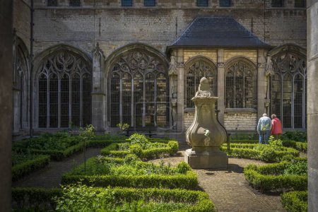 Téléchargez les photos : Un vieux couple visitant l'ancienne abbaye de Middelburg à Middelburg, aux Pays-Bas par une journée ensoleillée - en image libre de droit