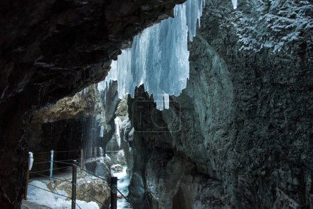 Téléchargez les photos : La gorge Partnacklamm à Garmisch-Partenkirchen, Allemagne avec de la glace suspendue au bord des falaises - en image libre de droit