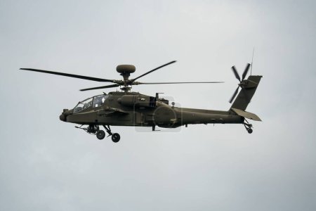 Téléchargez les photos : Hélicoptère d'attaque de l'armée effectuant une manœuvre de vol stationnaire à basse altitude - en image libre de droit