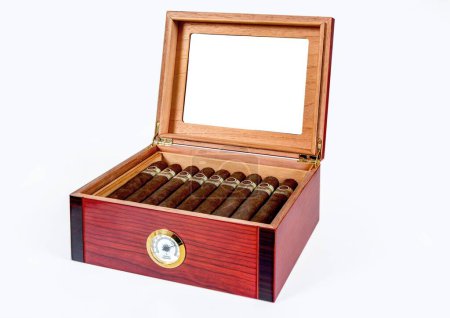 Téléchargez les photos : Une boîte à humidificateur classique en bois de tabac à cigares isolé sur fond blanc - en image libre de droit