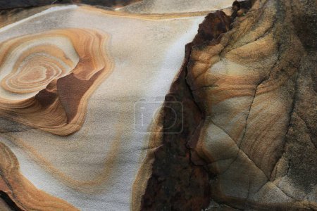 Foto de Un primer plano de un cañón de roca con hermosos patrones marrones y beige - increíble para fondos de pantalla - Imagen libre de derechos