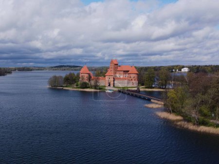 Téléchargez les photos : Vue aérienne du château de Trakai au loin - en image libre de droit