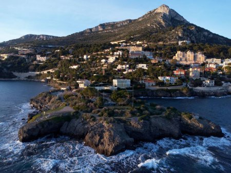 Téléchargez les photos : Un beau plan de bâtiments sur une colline boisée au bord d'un littoral à Cap-d'Ail, France - en image libre de droit
