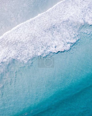 Foto de Una toma aérea vertical de agua clara del océano con olas espumosas en Australia Occidental - Imagen libre de derechos