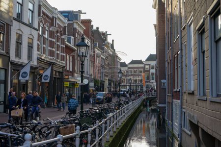 Foto de El canal Delft con bicicletas cerca del centro de la ciudad en los Países Bajos - Imagen libre de derechos