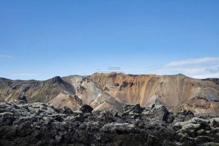 Téléchargez les photos : Une belle vue sur une montagne avec des rochers sous le ciel bleu au lever du soleil - en image libre de droit