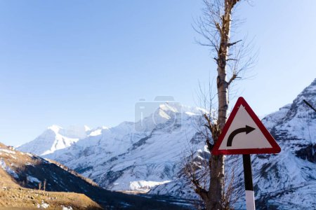 Téléchargez les photos : Panneau avertissant contre les routes glissantes dues à la glace de neige - en image libre de droit