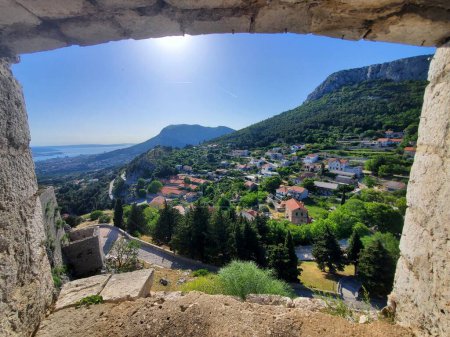 Téléchargez les photos : Un paysage de champs couverts de verdure de la forteresse de Klis en Croatie - en image libre de droit