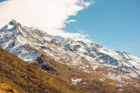 Téléchargez les photos : Vue panoramique sur le mont Ama Dablam avec un beau ciel sur le chemin du camp de base de l'Everest, vallée de Khumbu, parc national de Sagarmatha, région de l'Everest - en image libre de droit