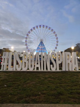 Téléchargez les photos : Plan vertical d'un panneau de hashtag et d'une grande roue au parc Eduardo VII, Lisbonne, Portugal - en image libre de droit