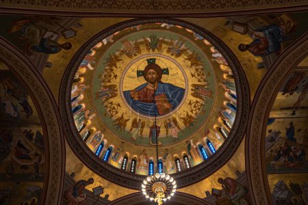 Téléchargez les photos : Portrait de Jésus-Christ au plafond de la cathédrale métropolitaine orthodoxe de Santorin à Fira - en image libre de droit